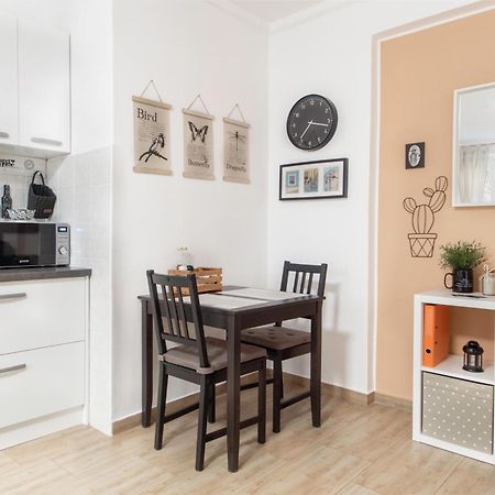 Studio Izola Luaran gambar