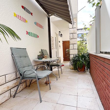 Studio Izola Luaran gambar