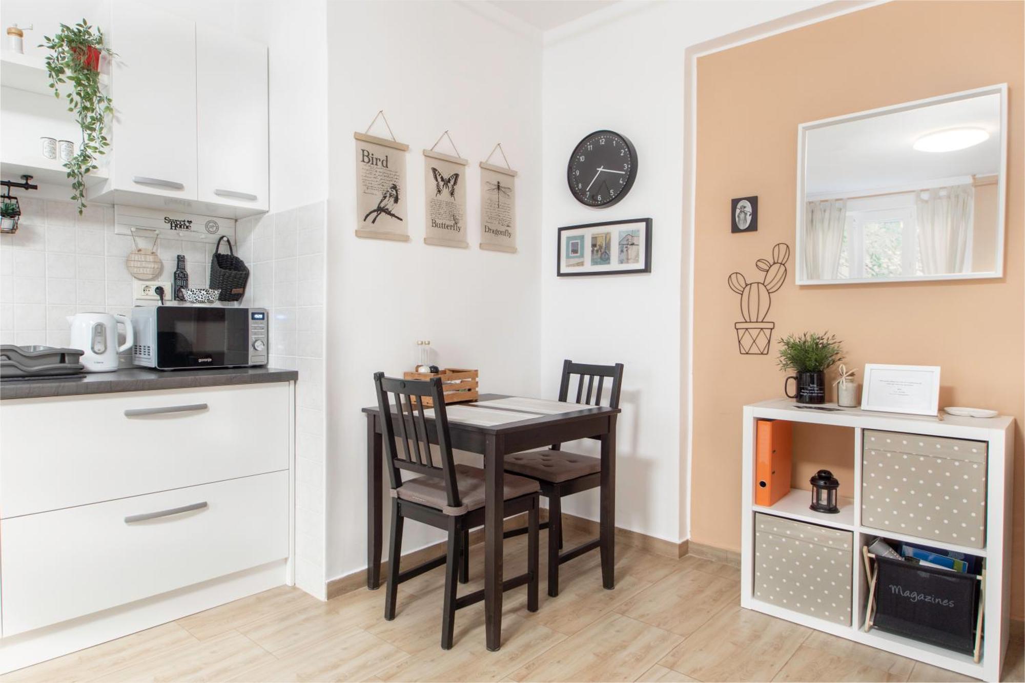 Studio Izola Luaran gambar