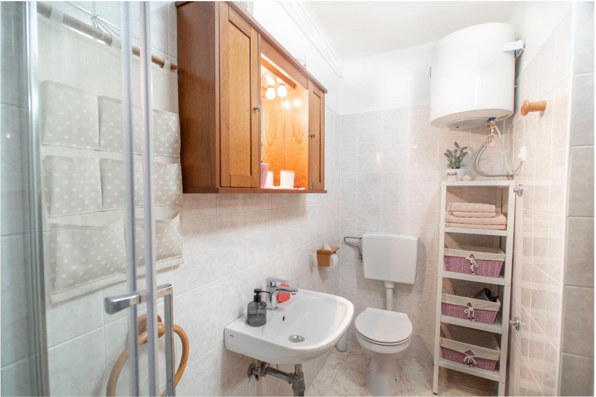 Studio Izola Luaran gambar
