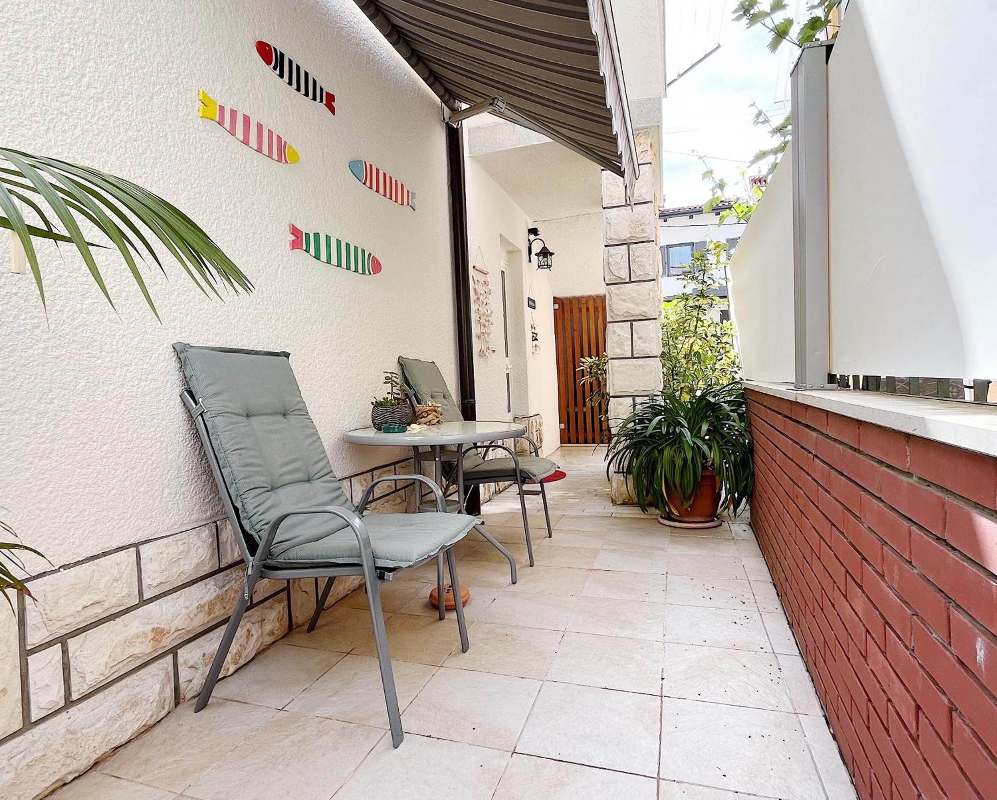 Studio Izola Luaran gambar