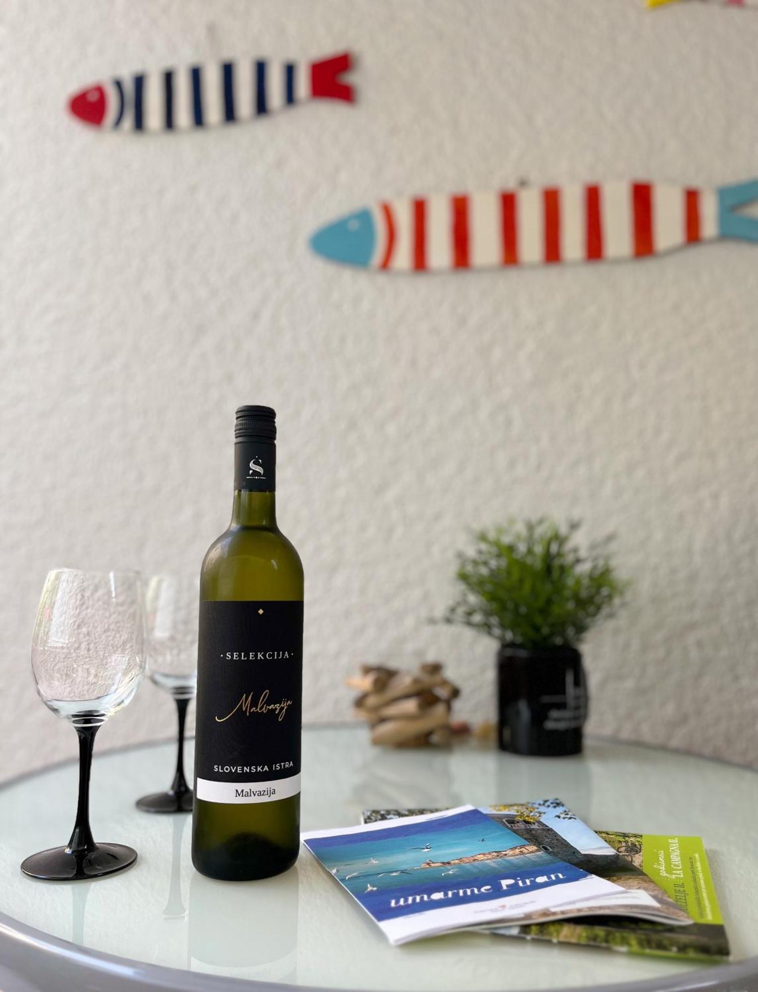 Studio Izola Luaran gambar